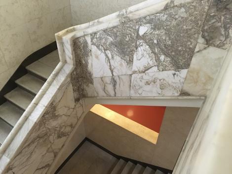Zdjęcie nr 25 (48)
                                	                             Marmurowe schody kontrastują z czerwoną posadzką korytarza
                            