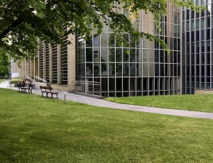 Prace techniczne na zewnątrz budynku Biblioteki Jagiellońskiej
