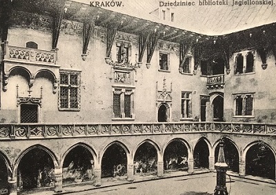Pocztówka przedstawia fotografię dziedzińca dawnej siedziby Biblioteki Jagiellońskiej w Collegium [majus] Uniwersytetu Jagiellońskiego