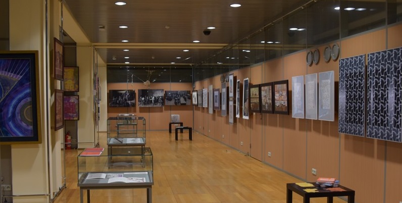 Widok ogólny sali wystawowej z eksponatami Wystawy Wokół książki - Iluminacja