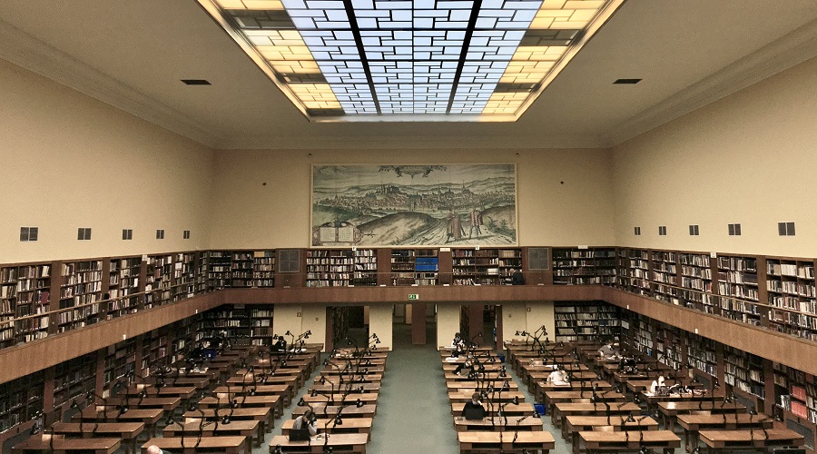 Czytelnia Główna, widok na stanowiska pracy i księgozbiór podręczny z górnej galerii Lectorium