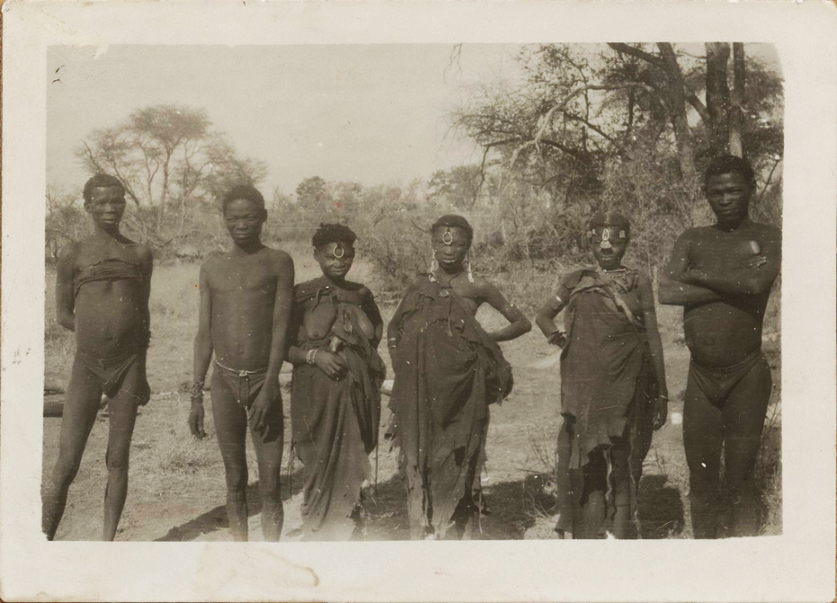 Sanowie (Buszmeni) z Pustyni Kalahari, Afryka Południowo- -Zachodnia (obecna Namibia), 1935 r., MEK (III 20567 F)