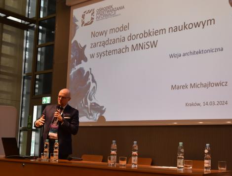 Zdjęcie nr 11 (39)
                                	                             Marek Michajłowicz podczas wykładu.
                            