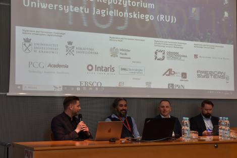 Zdjęcie nr 12 (39)
                                	                             Panel dyskusyjny – Piotr Masalski, Michele Mennielli, dr hab. inż. Przemysław Korytkowski, Tomasz Psonka.
                            
